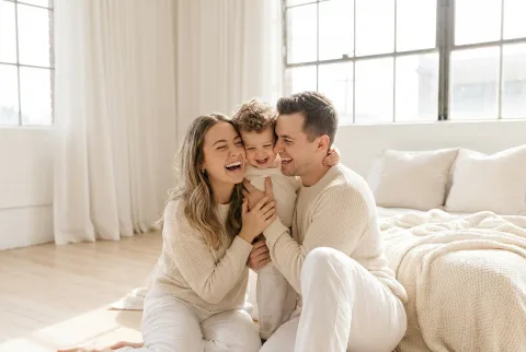 KI-generierte Darstellung: Eine Familie lacht gemeinsam bei einem organisierten Fotomoment